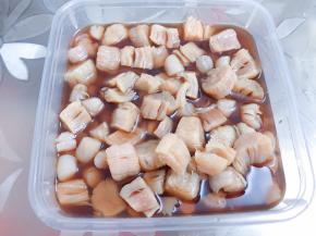 元贝和瑶柱淘洗干净，加入200克花雕酒和少许水浸泡4个小时以上，水不要多刚好能淹没食材就可以