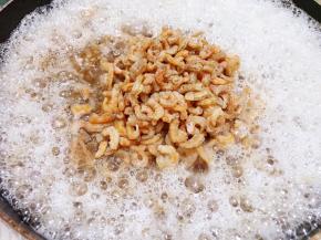 熬煮到瑶柱和元贝丝略微变透明后加入海米