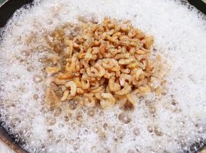 熬煮到瑶柱和元贝丝略微变透明后加入海米
