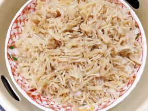 浸泡好的元贝个瑶柱撕成细丝，连同浸泡的汁一起放入蒸锅，隔水蒸20分钟