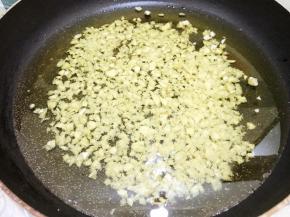 锅里加入植物油我这里大概800克左右，放入蒜末中小火煮2分钟