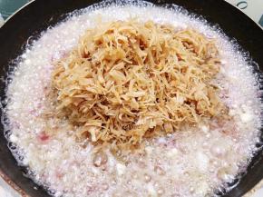 加入蒸好的元贝和瑶柱丝，连同汤汁一起放入