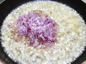 加入洋葱碎和姜末继续熬煮3分钟