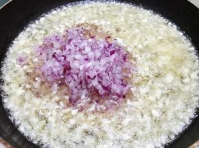 加入洋葱碎和姜末继续熬煮3分钟