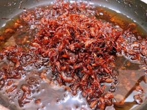 慢慢熬煮到水分蒸发，尝一下元贝瑶柱海米略微有嚼劲但是又不会很干后关火