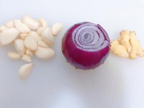 准备好蒜瓣，生姜和洋葱