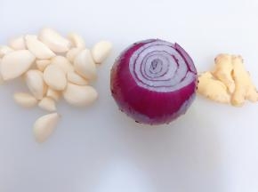 准备好蒜瓣，生姜和洋葱