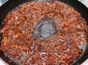 加入白糖和黑胡椒碎