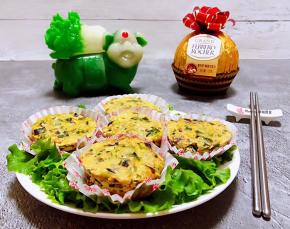 香菇蒸猪肉韭菜虾仁取出放入杯托摆入盘中用生菜做装饰就大功告成了