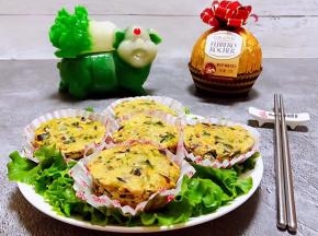 香菇蒸猪肉韭菜虾仁取出放入杯托摆入盘中用生菜做装饰就大功告成了