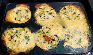 蒸好的香菇猪肉韭菜虾仁满屋飘香就是汤汁溢出来有点可惜