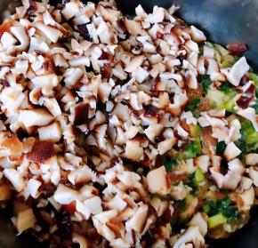 香菇沥干水分剁成小粒放入馅料中