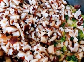 香菇沥干水分剁成小粒放入馅料中