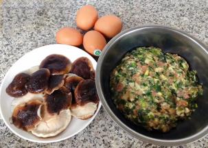 准备原材料香菇、鸡蛋猪肉韭菜虾仁馅料