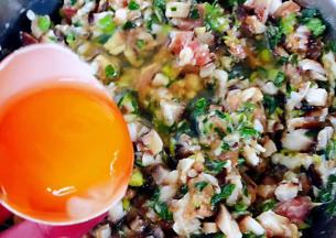 依次打入鸡蛋再放入盐和味精