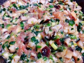 馅料顺时针搅拌均匀入味即可