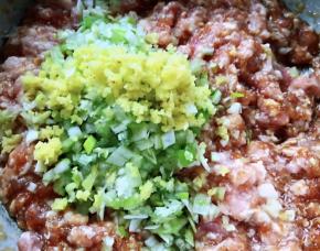新鲜的猪肉馅放入一品鲜酱油、蚝油葱姜末拌匀煨制二十分钟入味
