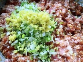 新鲜的猪肉馅放入一品鲜酱油、蚝油葱姜末拌匀煨制二十分钟入味