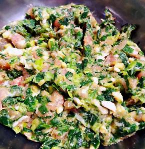 放入切好韭菜和虾仁拌匀