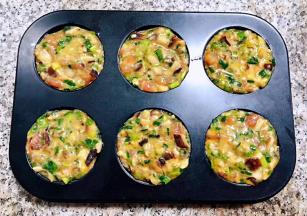 香菇猪肉韭菜虾仁馅料依次装入容器中