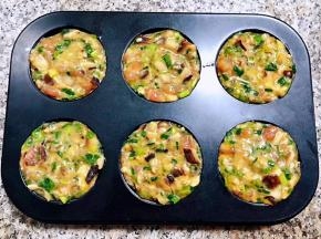 香菇猪肉韭菜虾仁馅料依次装入容器中