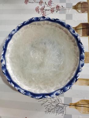 粉丝提前用温水泡软，捞出沥干水分备用！