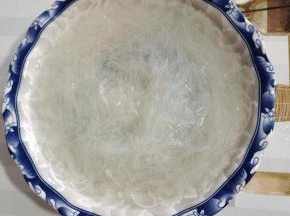 粉丝提前用温水泡软，捞出沥干水分备用！