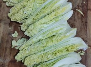 娃娃菜清洗干净，再把娃娃菜一分为六切开！
