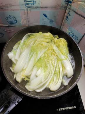 水烧开，放入一勺盐，一勺食用油，再放入切好的娃娃菜，焯水2分钟！捞出沥干水分！