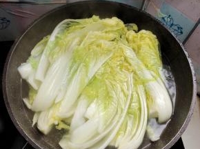 水烧开，放入一勺盐，一勺食用油，再放入切好的娃娃菜，焯水2分钟！捞出沥干水分！