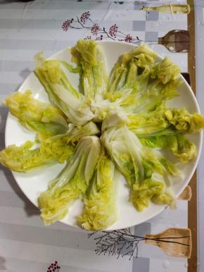 放在冷水中冲洗一下，捞出挤干水分，整齐的码在盘子里！