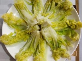 放在冷水中冲洗一下，捞出挤干水分，整齐的码在盘子里！