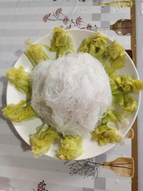 把泡好了的粉丝放在盘子的中央位置！