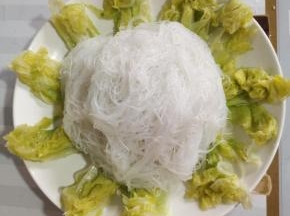 把泡好了的粉丝放在盘子的中央位置！