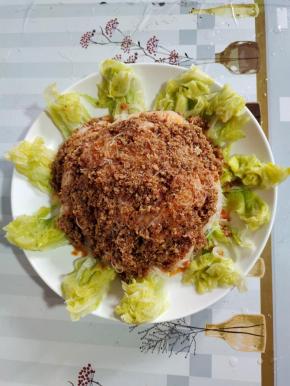 把蒜蓉辣酱均匀的铺在粉丝上！
