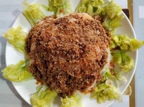 把蒜蓉辣酱均匀的铺在粉丝上！
