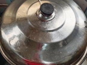 盖上锅盖，大火蒸5分钟左右即可！