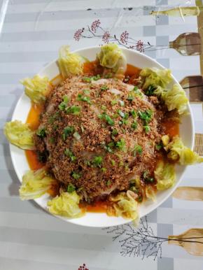 放入适量的蒸鱼豉油，撒上适量的葱花！