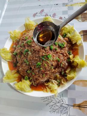 香油烧至冒烟儿，淋在蒜蓉粉丝蒸娃娃菜上即可！