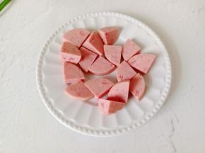 火腿肠切小块。