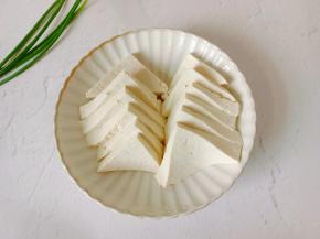 豆腐切成小块。
