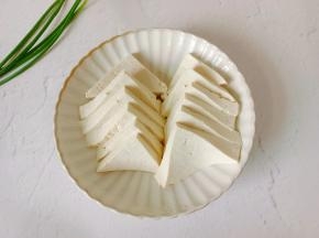 豆腐切成小块。