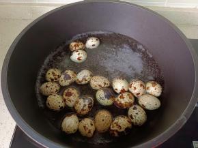 鹌鹑蛋冷水下锅煮熟。