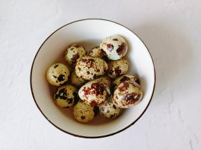 煮好的鹌鹑蛋过冷水，放在密封盒摇晃一下好剥壳。