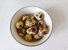 煮好的鹌鹑蛋过冷水，放在密封盒摇晃一下好剥壳。