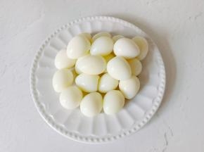 摇晃后的鹌鹑蛋特别好剥。