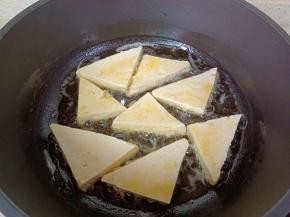 窝里放适量的食用油，油温五成热放豆腐煎。