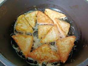 煎至两面金黄捞出。