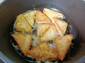 煎至两面金黄捞出。