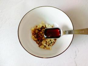 料子:蒜末，生抽，蚝油，盐。